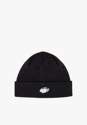 Czarna dziana czapka z podwiniętym mankietem i błyszczącą owalną naszywką z białym wzorem, teksturowanym materiałem i dopasowanym krojem.