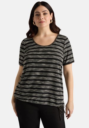 Top de manga corta a rayas en blanco y negro con escote redondeado y detalle de lazo en el lateral. Tejido suave con un ajuste relajado.
