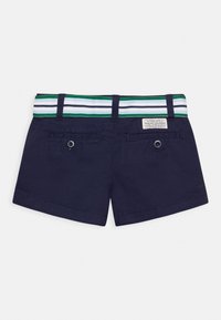 Marineblå shorts med ett randigt midjeband i grönt, vitt och blått, som har två bakfickor och en etikett på midjebandet.