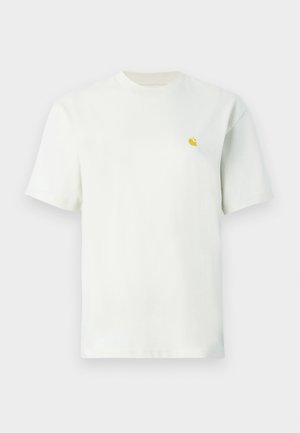 Bela majica kratkih rokavov z okroglim izrezom in majhnim rumenim logotipom na levi strani prsnega koša, prikazana na enostavni podlagi.