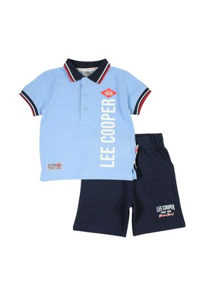 Polo bleu clair avec col marine et rayures rouge-blanc, assorti à un short marine, les deux arborant la marque et les détails textuels « Lee Cooper ».