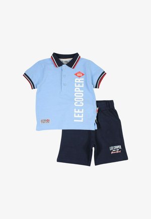 Polo bleu clair avec col marine et rayures rouge-blanc, assorti à un short marine, les deux arborant la marque et les détails textuels « Lee Cooper ».