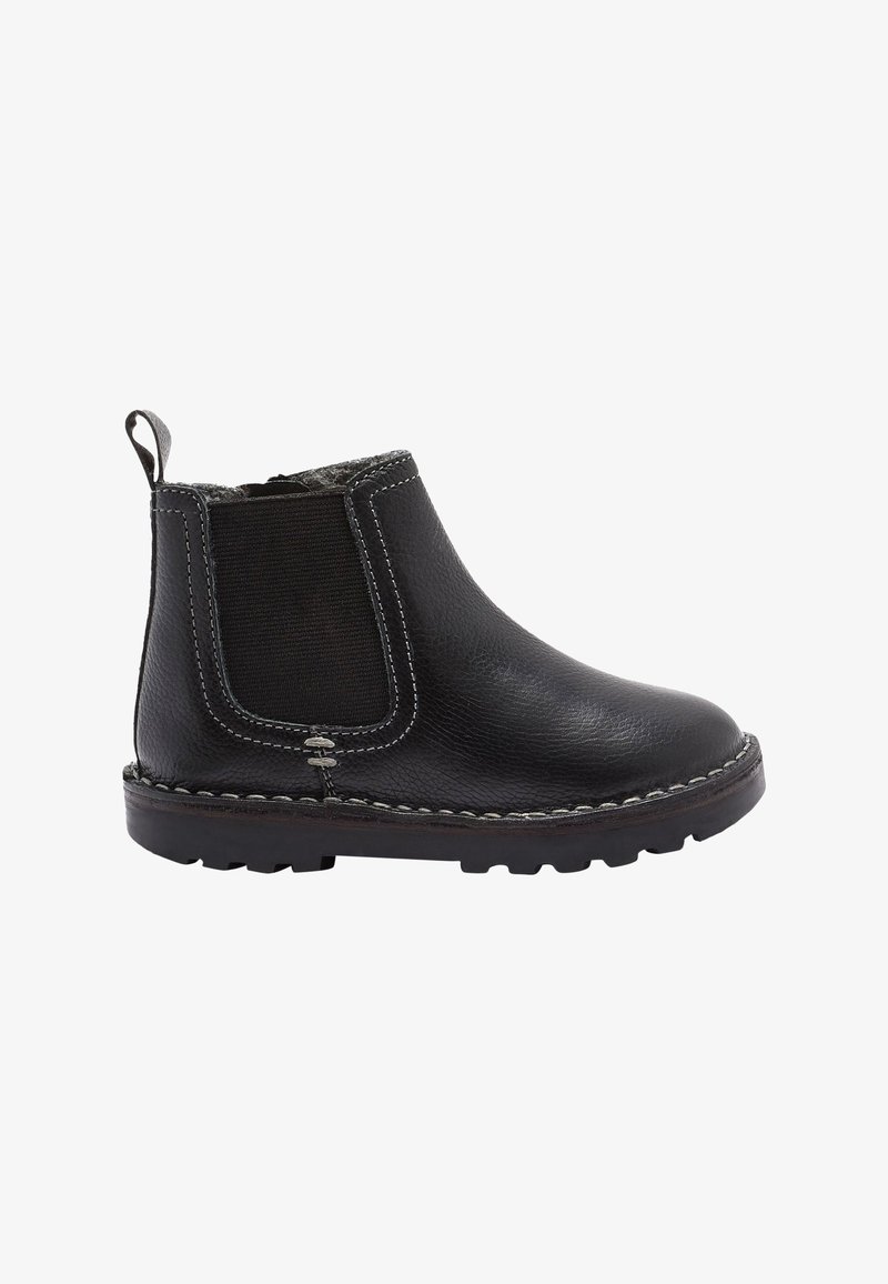 Stivale alla caviglia in pelle nera con pannelli elastici ai lati, suola in gomma e cuciture decorative lungo il bordo. Superficie testurizzata con linguetta per il tiraggio.