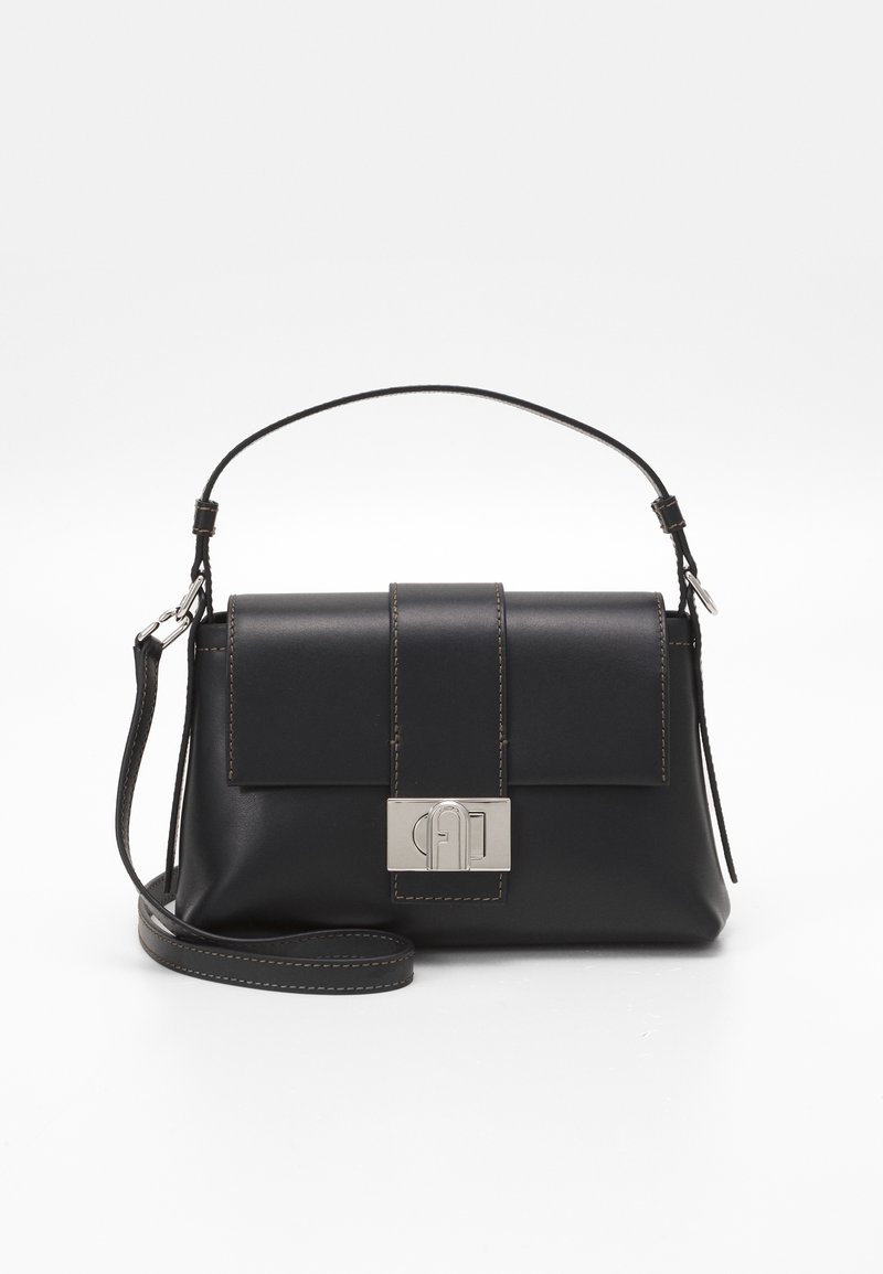 Sac à main en cuir noir avec poignée supérieure, fermoir rectangulaire argenté et bandoulière amovible sur fond blanc uni.