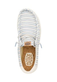 Scarpa slip-on in tela a righe blu chiaro e bianche, con soletta in sughero, caratterizzata da un accento beige lungo il bordo e un'etichetta del marchio.