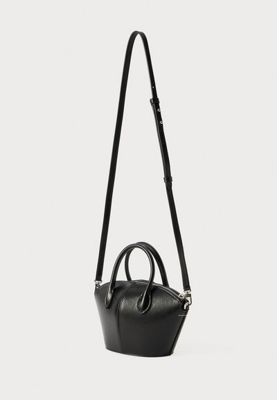 Borsa a tracolla in pelle nera con forma strutturata, dotata di due manici superiori e di una lunga tracolla regolabile. Chiusura con zip e finitura testurizzata.