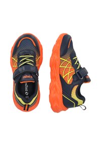 Marineblå sportsko med orange såler, med gule snørebånd og detaljer. Inkluderer en velcro-rem. Teksturerede materialer og buet form.