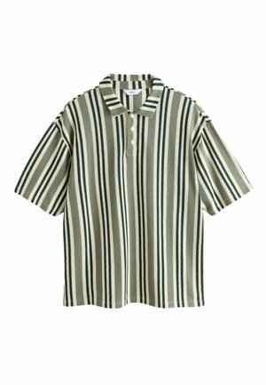 Polo manches courtes avec des rayures verticales vertes, beiges et blanches, avec un col et trois boutons blancs sur la patte de boutonnage.