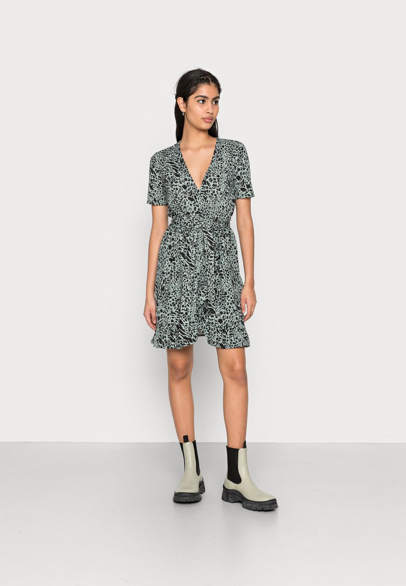JDY JDYSUE WRAP DRESS - Vestido de malha - chinois green/black leo