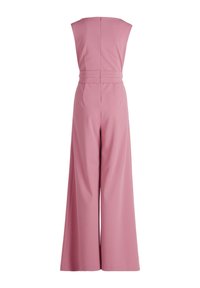 Rosa jumpsuit med vida ben, ärmlös design, mjukt tyg och åtsittande midja. Ren rygg med en dold dragkedjestängning.