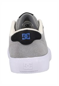 DC boty, šedá semišová svrchní část s černými koženými akcenty, bílá gumová podrážka, polstrovaný límec a logo na patě.