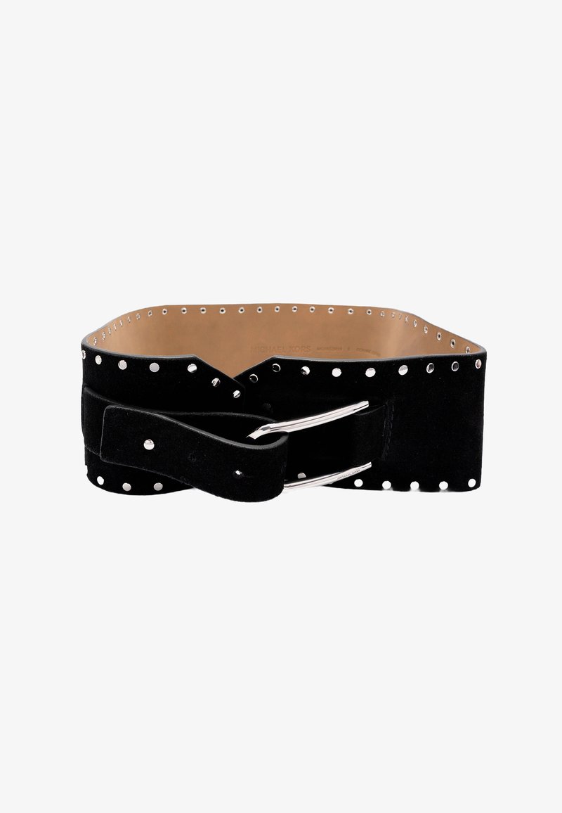 Zwarte suede brede riem met zilveren studs rond de randen en een zilveren gesp, plat gelegd met één uiteinde door de gesp gestoken.