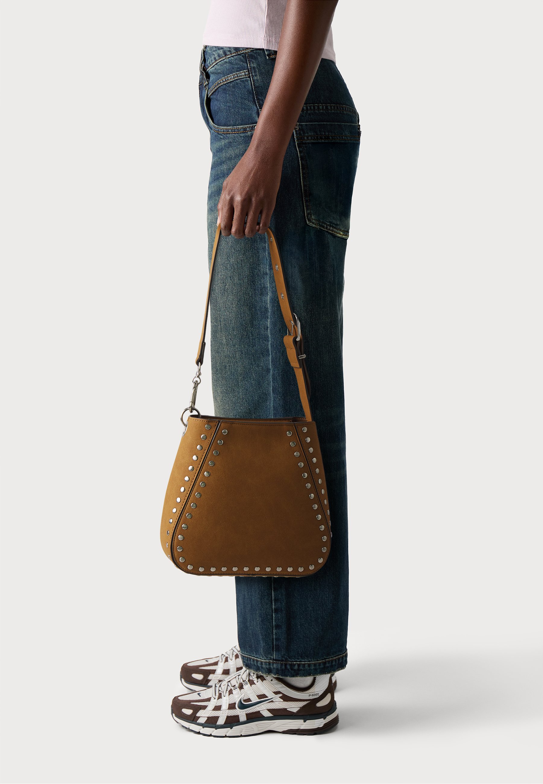 【VALENTINO BAGS】Tribeca 2トーン バケットバッグ【関税込】 Valentino Bags TRIBECA - Handbag - naturale/cuoio/beige