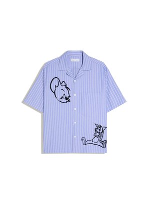 Modrá a biela pruhovaná krátkym rukávom, zapínacia košeľa s čiernym linkovým umením myšacej tváre na ľavej strane hrudníka a mačkou sediacou na dolnej pravej strane.