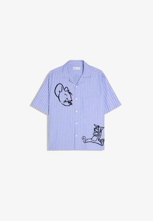 Niebiesko-biała koszula na krótki rękaw w paski z czarnym rysunkiem myszy na lewej piersi oraz kota siedzącego po prawej, na dole.