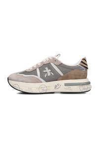 Grau und beige Sneaker aus einer Kombination von Wildleder und Mesh-Materialien, mit weißen Schnürsenkeln, Logo-Akzenten und einer gemusterten Ferse.