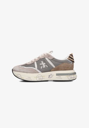 Baskets grises et beiges avec une combinaison de matériaux en suède et en maille, dotées de lacets blancs, d'accents de logo et d'un talon à motif.