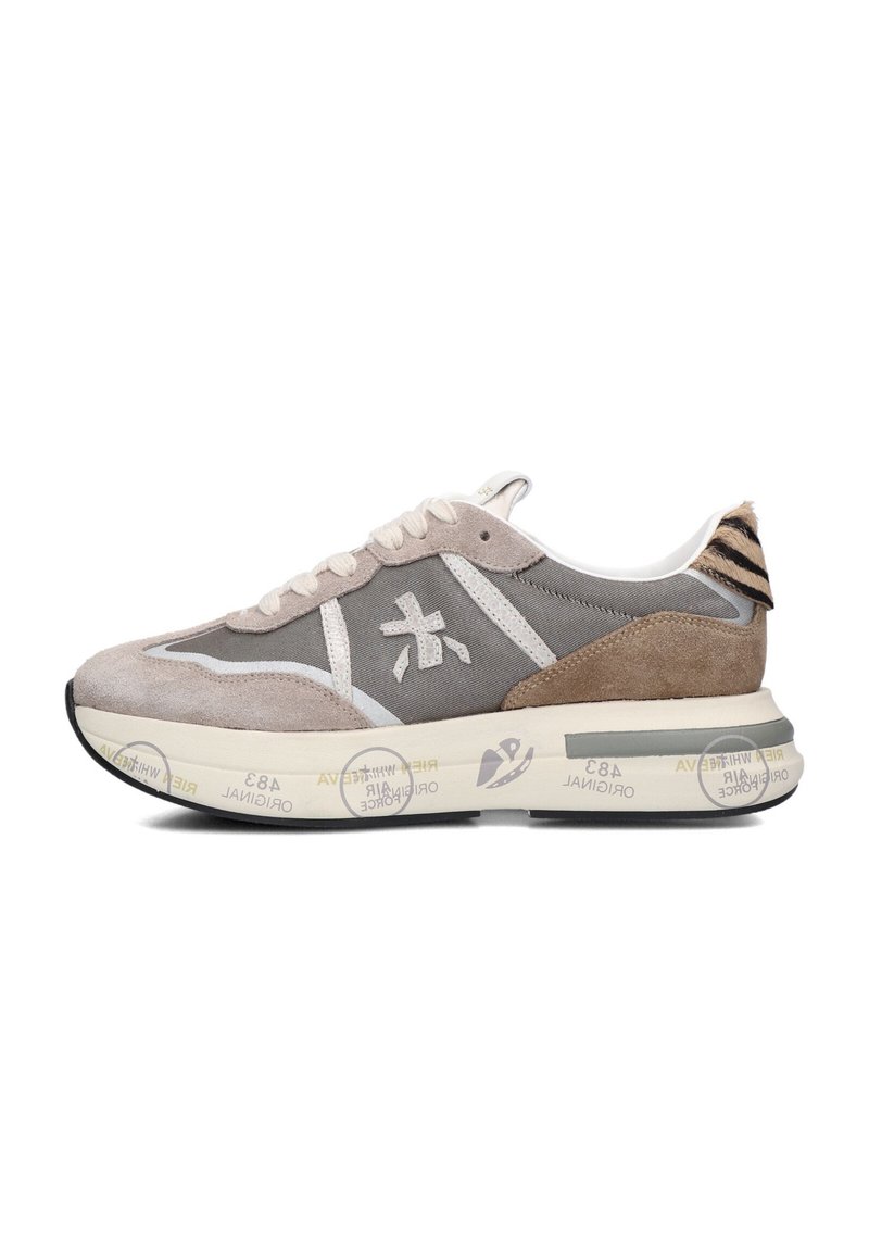 Grau und beige Sneaker aus einer Kombination von Wildleder und Mesh-Materialien, mit weißen Schnürsenkeln, Logo-Akzenten und einer gemusterten Ferse.