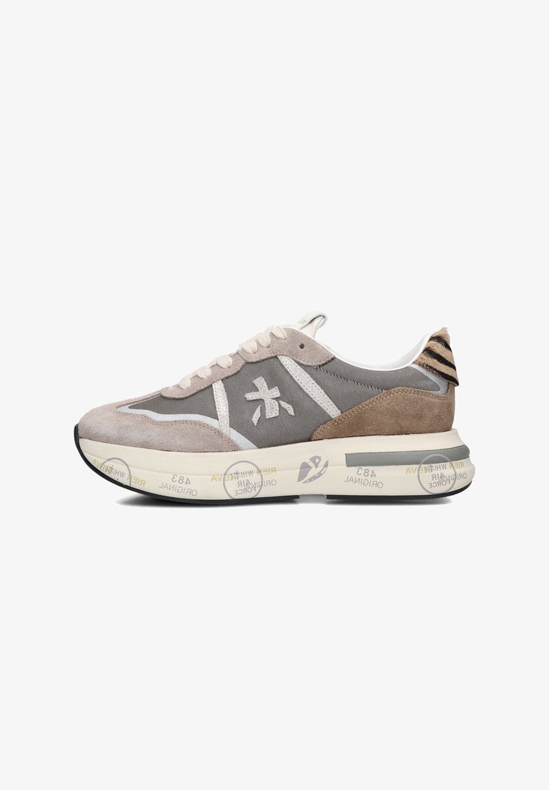 Grau und beige Sneaker aus einer Kombination von Wildleder und Mesh-Materialien, mit weißen Schnürsenkeln, Logo-Akzenten und einer gemusterten Ferse.