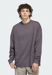 T-shirt a maniche lunghe in cotone grigio scuro con scollatura rotonda, vestibilità comoda e piccolo logo sul petto.