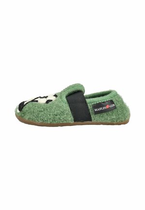 Grüner Filzhausschuh mit schwarzem elastischen Riemen, brauner Sohle, Fußball-Design auf der Spitze und Haflinger Markenetikett an der Seite.