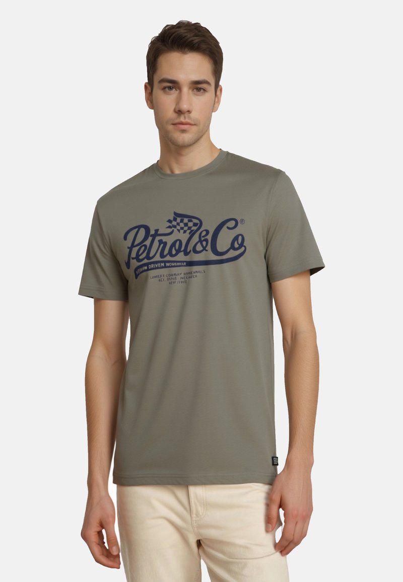 Oliven grøn bomulds t-shirt med korte ærmer, rund halsudskæring og navy blå "Petrol & Co" grafisk print på forsiden.