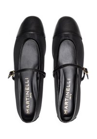 Zapatos de cuero negros con punta redondeada, tira al tobillo y herrajes dorados. Presentan una textura lisa y un diseño de cap toe en contraste.