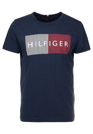 Camiseta de manga corta azul marino con un gráfico rectangular a rayas rojas y blancas que presenta la palabra "HILFIGER" en el pecho.