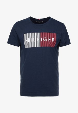 Marineblaue Kurzarm-T-Shirts mit einem rot-weiß gestreiften rechteckigen Grafik, auf der das Wort "HILFIGER" über die Brust steht.