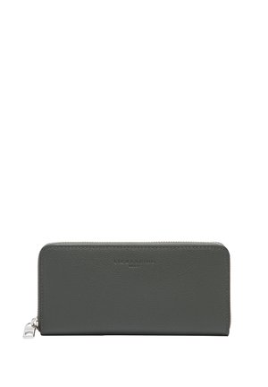 Szary portfel ze skóry o fakturowanej powierzchni, zamykany na zamek błyskawiczny, z wytłoczonym logo marki na przodzie. Prostokątny kształt, smukły design.