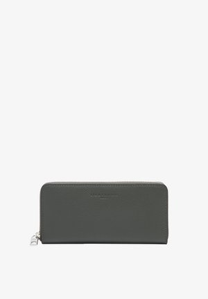 Szary portfel ze skóry o fakturowanej powierzchni, zamykany na zamek błyskawiczny, z wytłoczonym logo marki na przodzie. Prostokątny kształt, smukły design.