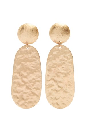Kolczyki wiszące z metalu w kolorze złotym, z małym okrągłym elementem na górze i większym młotkowanym owalnym zawieszką poniżej.