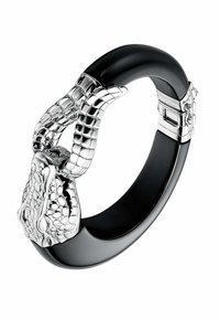 Pulsera bangle negra con textura pulida, presenta acentos de tono plateado con escamas y garras detalladas, incluye un mecanismo de cierre.