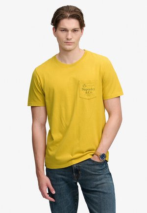 Superdry & Co, SUPERDRY COMPANY LOGO RELAXED POCKET T-SHIRT.. - T-shirt con stampa - oil yellow