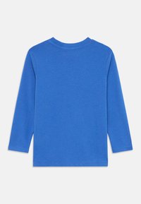 Langermet skjorte i ensfarget kongeblå, laget av myk bomull. Har rund hals og rett skjortehem, uten synlige mønstre eller detaljer.