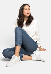 FALKE COOL KICK UNISEX LIGHT CUSHIONING - Füßlinge - white