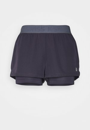 Donkergrijze gelaagde sportshorts met elastische tailleband en klein reflecterend logo op het linkerbeen tegen een effen achtergrond.