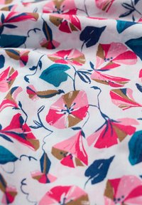 Tessuto floreale con fiori rosa e blu e foglie verdi e marroni su uno sfondo bianco; texture leggera e liscia.