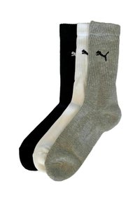 Drei gerippte Crew-Socken in Schwarz, Weiß und Grau, jeweils mit einem kleinen schwarzen Puma-Logo nahe der Spitze.