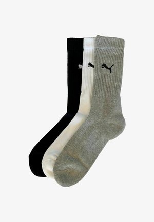 Drei gerippte Crew-Socken in Schwarz, Weiß und Grau, jeweils mit einem kleinen schwarzen Puma-Logo nahe der Spitze.