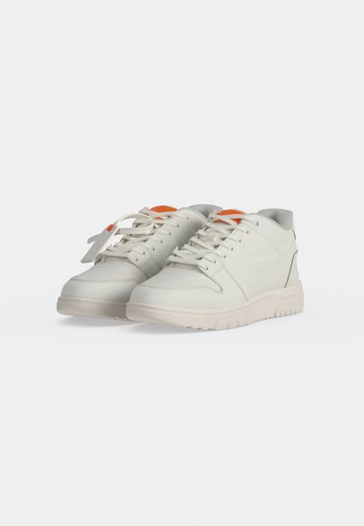 Λευκά δερμάτινα sneakers με πορτοκαλί λεπτομέρειες, κλείσιμο με κορδόνια και ανθεκτικές λαστιχένιες σόλες, εμφανίζονται από την μπροστινή πλευρά πάνω σε λευκό φόντο.