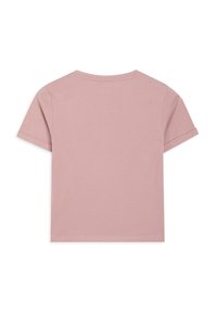Camiseta rosa de manga corta hecha de tela suave, con cuello redondo y dobladillo recto, con puños enrollados y sin patrones visibles.
