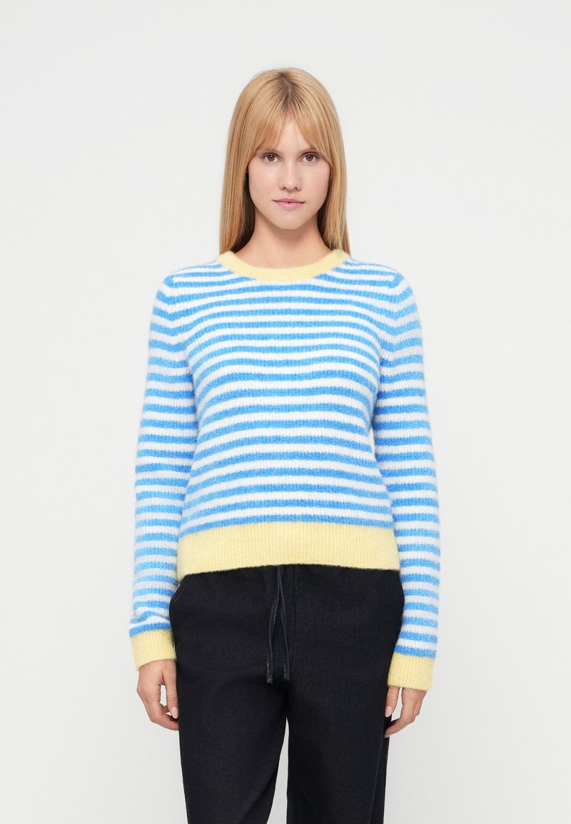 Raidallinen neulepusero, jossa vaaleansinivalkoiset raidat ja keltainen resorivyötärö ja hihansuut, valmistettu pehmeästä, teksturoidusta materiaalista.