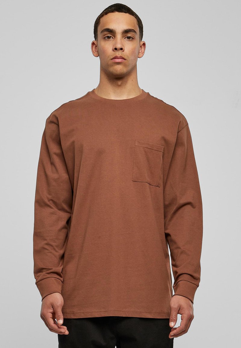 Langsleeve bruine T-shirt van katoen, met een ronde hals en een borstzakje, met een relaxte pasvorm en een soepele textuur.