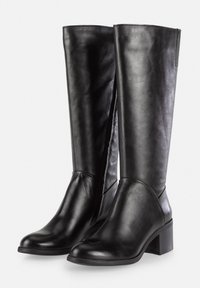 Botas de cuero negras hasta la rodilla con punta redonda, tacón de bloque y textura suave; cuentan con un cierre lateral para ponerlas con facilidad.