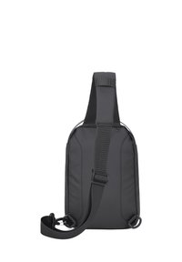 Borsa a tracolla nera con esterno in tessuto imbottito, cintura regolabile e forma aerodinamica; dotata di hardware in metallo e schienale in rete.