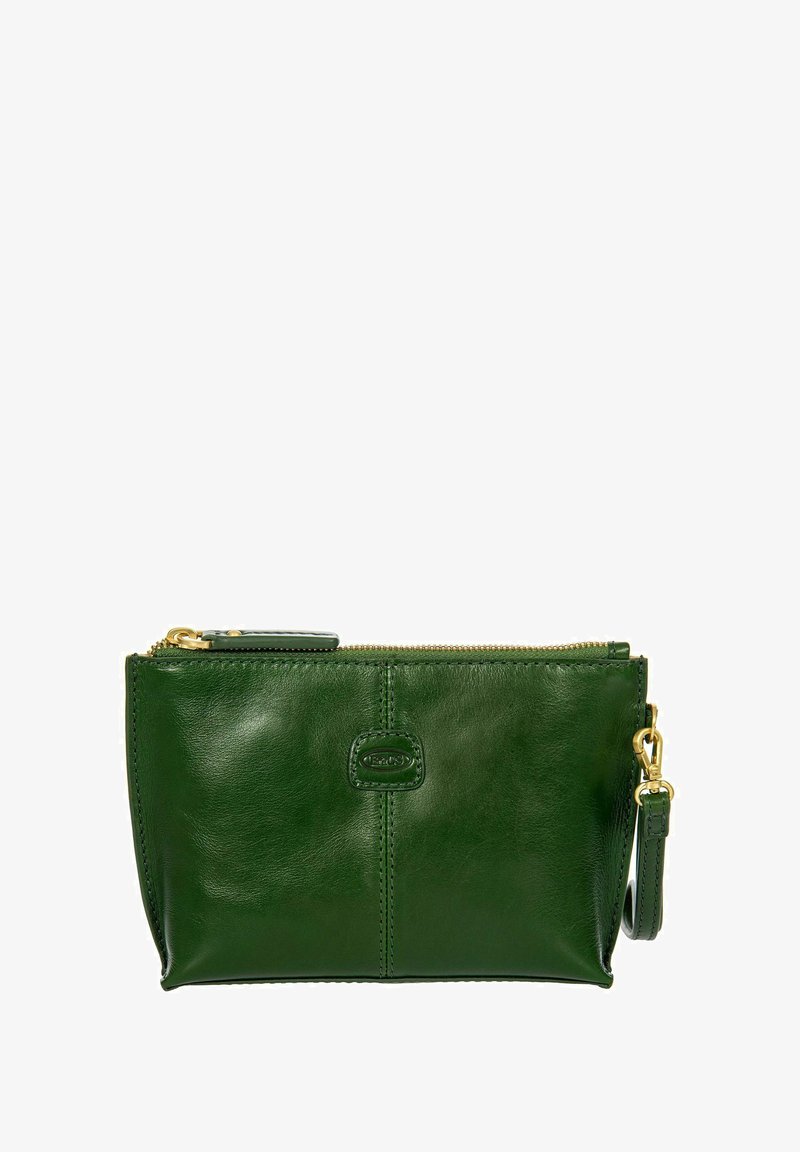 Pochette en cuir vert avec une texture lisse, fermeture éclair dorée et une sangle amovible. Présente un logo embossé sur le devant.