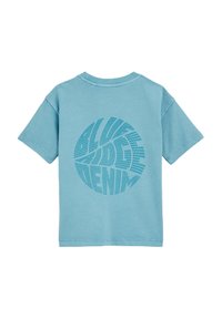 Niebieska bawełniana koszulka z krótkim rękawem, z okrągłym graficznym wzorem w ciemniejszym niebieskim kolorze z napisem "ALIVE DENIM" na plecach.