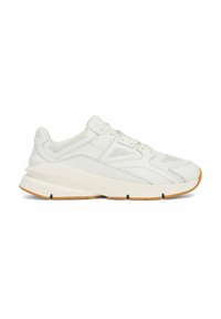 Baskets de sport blanches avec une tige en cuir texturé, des panneaux en mesh, et une semelle en caoutchouc épaisse avec une accent en gomme. Design à lacets.