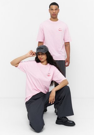 YOURTURN, SMILEY REGULAR FIT - Basic póló - light pink/red